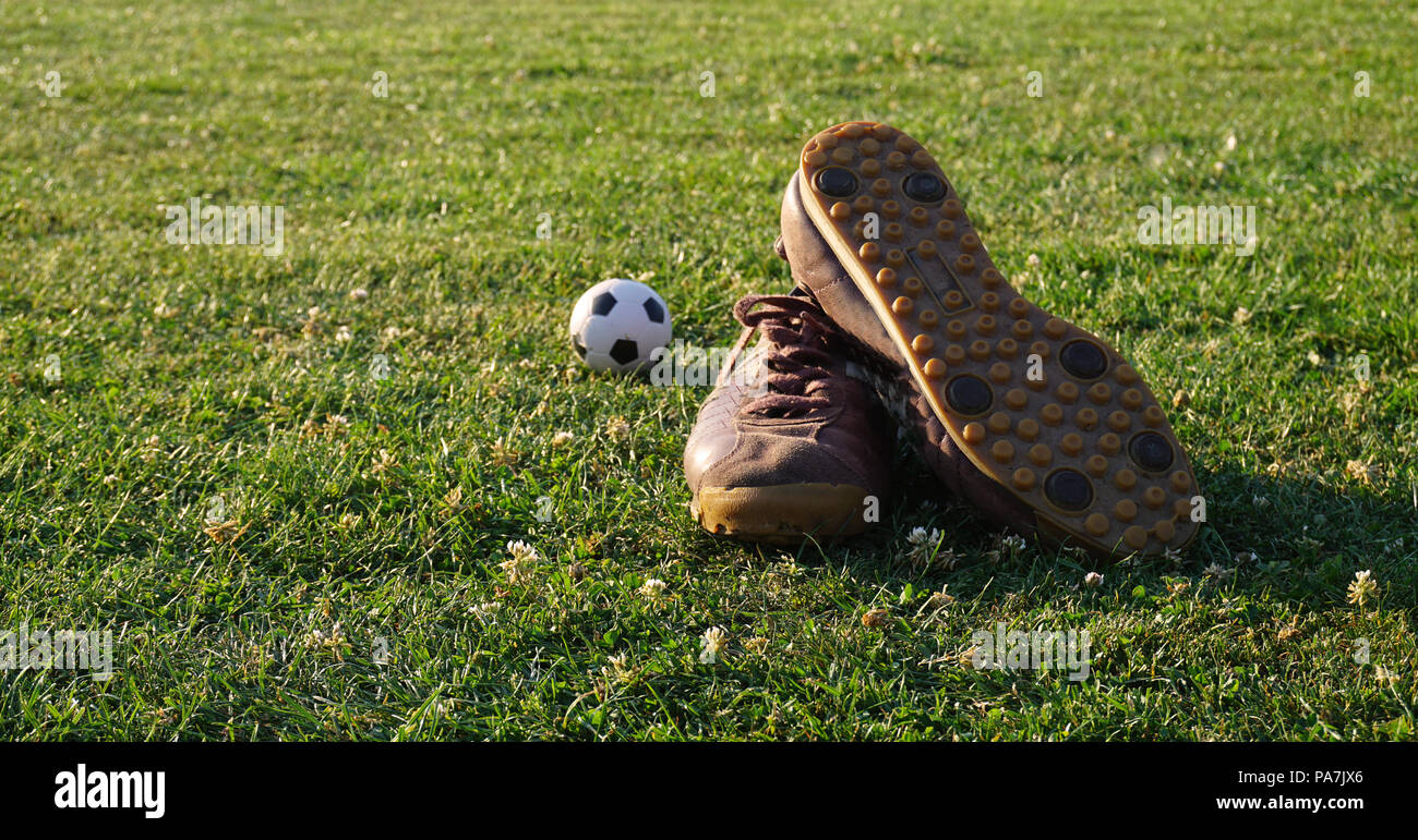 Sootball zapatos en campo de deportes Foto de stock