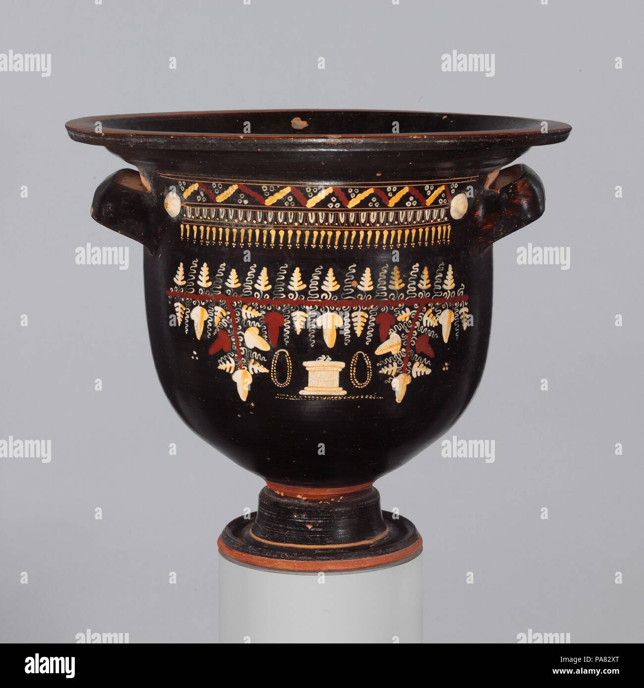 serie Multitud Cúal Bell-krater terracota (cuenco). Cultura: Griego, Sur de Italia, Apulia,  Gnathian. Dimensiones: H. 10 7/8 in. (27,6 cm). Fecha: ca. 350-300 B.C.. El  altar y las guirnaldas debajo de una vid los motivos