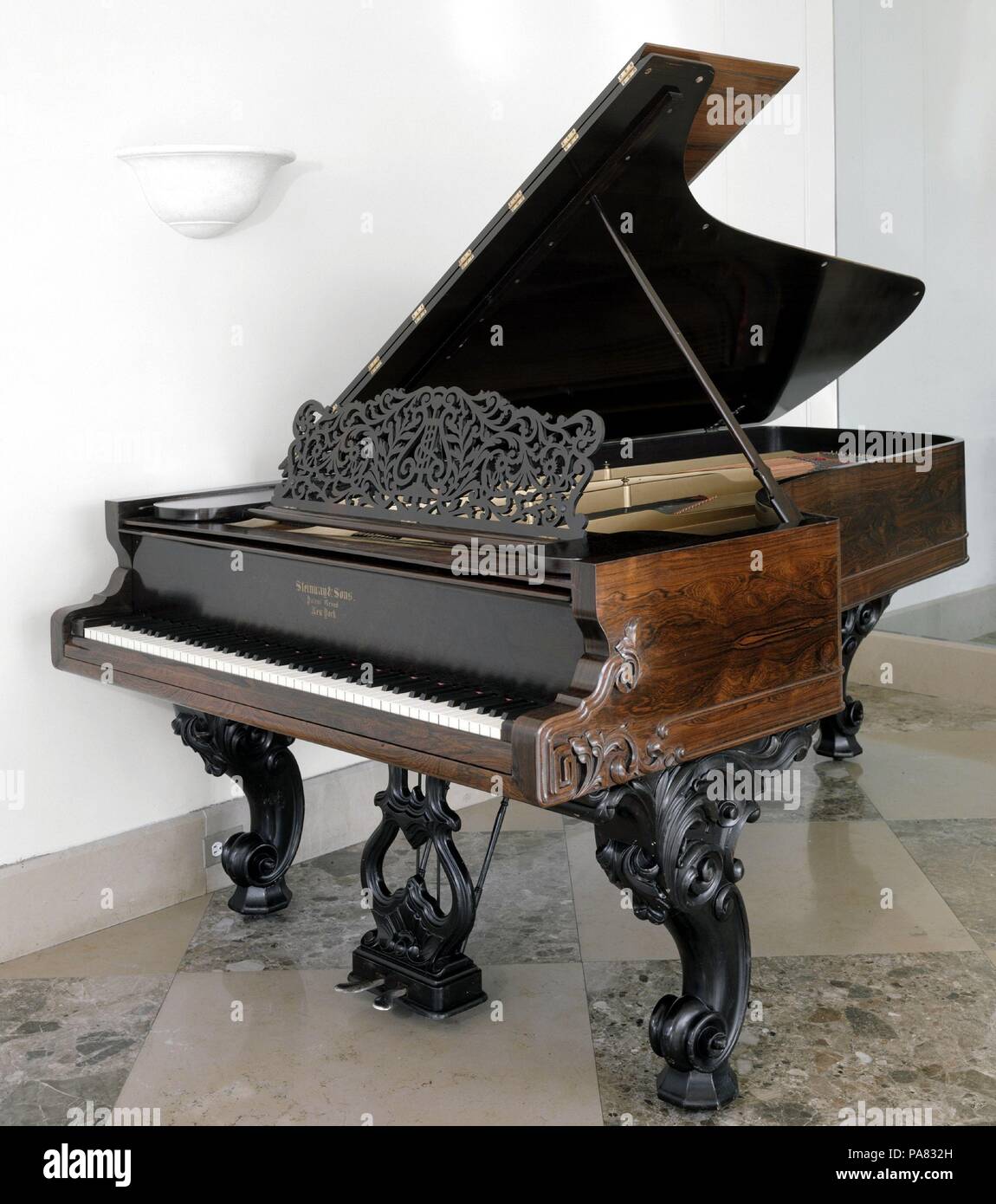 Piano de cola. Cultura: American. Dimensiones: profundidad: 61 5/8". (156,5  cm). Maker: Steinway & Sons. Fecha: 1868. Este grand piano era conocido  como 'Normal' de Estilo 2 Grand Piano. Los 8 pies