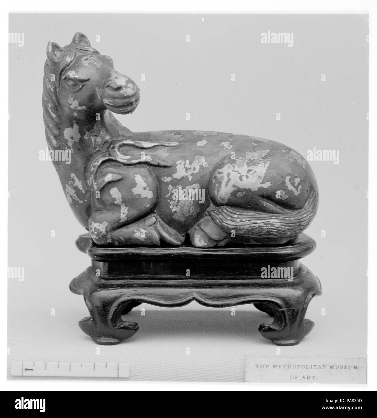 Pisapapeles en forma de un caballo. Cultura: China. Dimensiones: H. 2 3/16 in. (5,6 cm); W. (cabeza con cola) 3. (7,6 cm); W. (rodilla a tail) 2 3/4 in. (7 cm); D. 1 11/16. (4,3 cm). Fecha: finales de 16th-siglo 17. Museo: Museo Metropolitano de Arte, Nueva York, Estados Unidos. Foto de stock