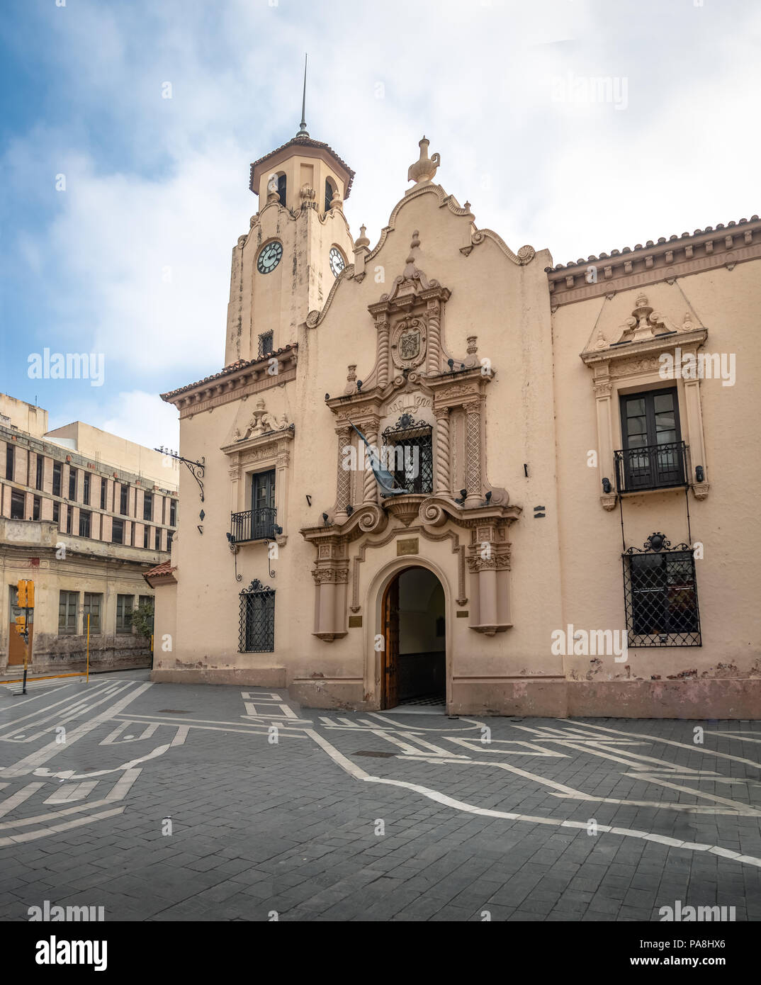 Colegio Monserrat (Monserrat College School) en la Manzana Jesuitica