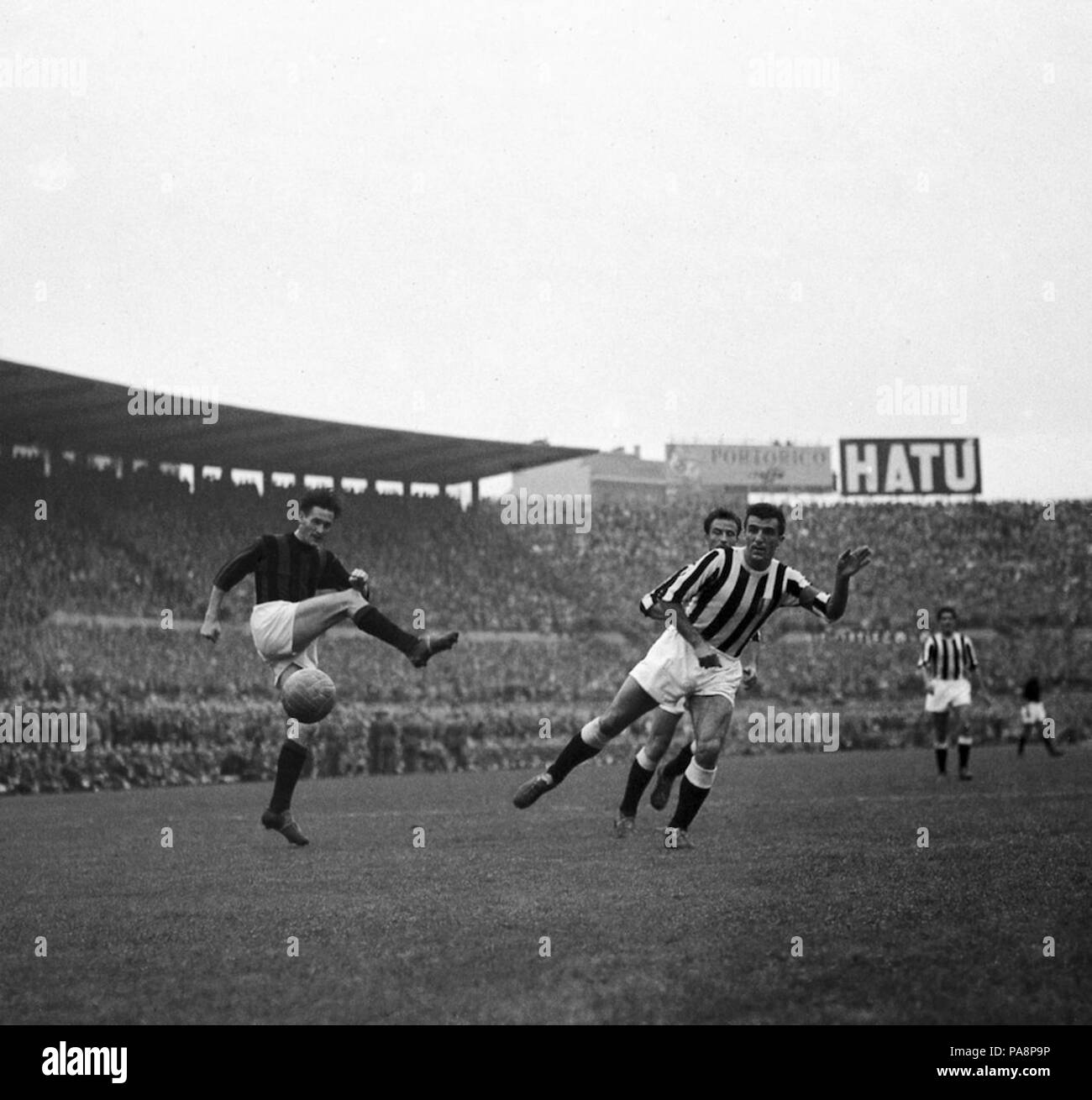 142 V AC Milan Juventus (ca. 1950) - Nils Liedholm y Carlo Parola Foto de stock