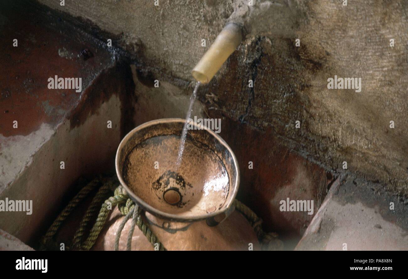 POR DESTILACION ALAMBIQUE DEL AGUARDIENTE DE PULQUE. Ubicación: FABRICA DE PULQUE, Mitla, CIUDAD DE MÉXICO. Foto de stock