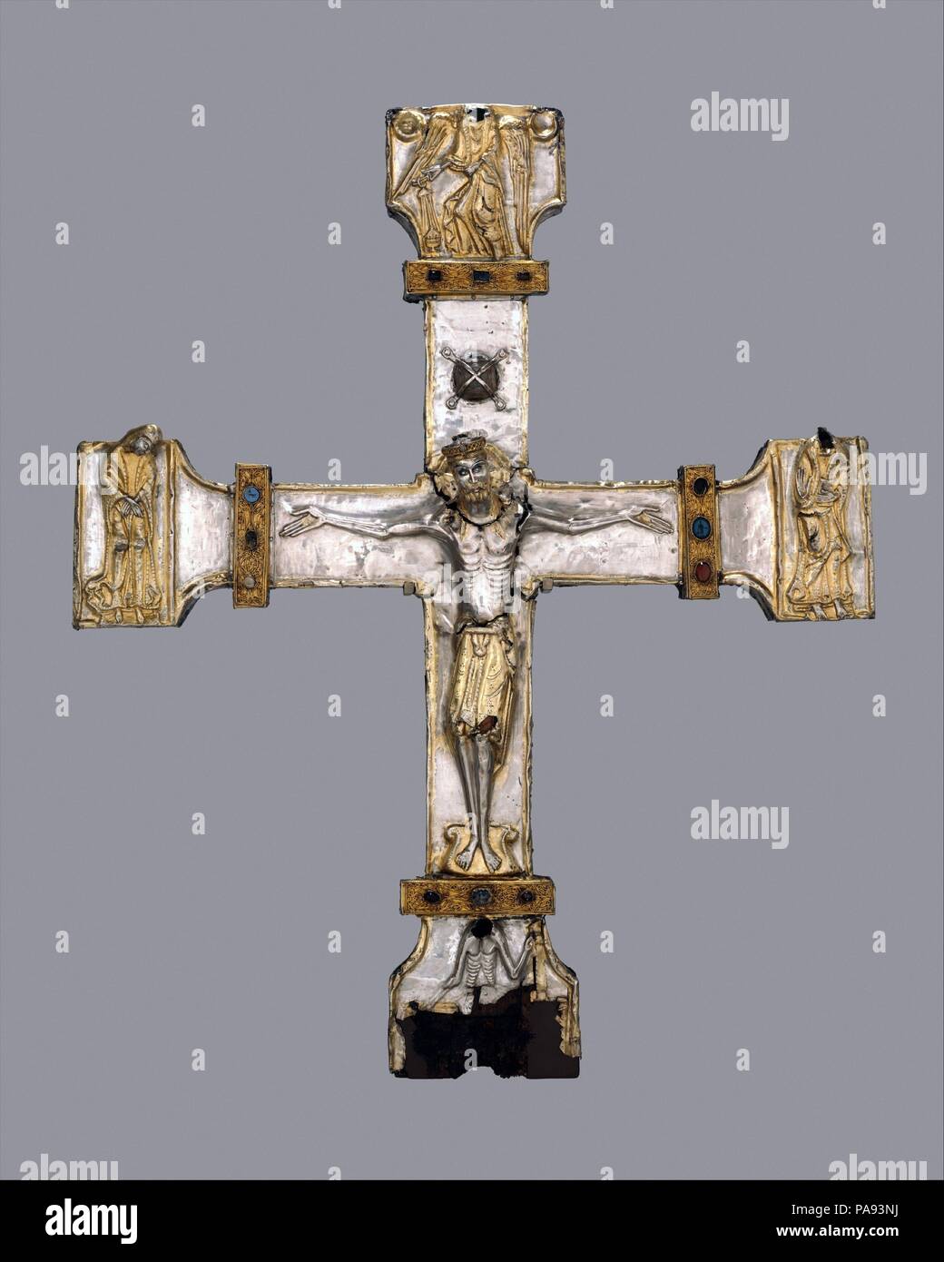 Cruz Procesional. Cultura: el español. Dimensiones: 23 1/4 pulg. × 19 pulg. × 3 7/16 in. (59,1 × 48,3 × 8,7 cm). Fecha: ca. 1150-75. Esta cruz expresa el lujo encontrado dentro Cruz Procesional. Cultura: el español. Dimensiones: 23 1/4 pulg. × 19 pulg. × 3 7/16 in. (59,1 × 48,3 × 8,7 cm). Fecha: ca. 1150-75. Esta cruz expresa el lujo encontrado dentro