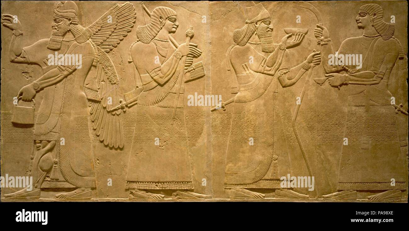 Panel de socorro. Cultura: Asirio. Dimensiones: H. 92 1/4 x 1/2 x 95 W. D. 4 1/4 in. (234.3 x 242.6 x 10.8 cm). Fecha: ca. 883-859 B.C.. Este alivio, desde el palacio del rey asirio Ashurnasirpal II (r. ca. 883-859 a.C.), muestra una figura de protección sobrenatural y un mortal cortesano asirio. Los dos grandes de figuras de tamaño natural están tallados en bajo relieve. Este panel se une a un segundo relieve que muestra al rey y un segundo cortesana. Juntos, los dos paneles muestran el rey flanqueado por su derechos cortesanos. La alada figura aquí formaron parte de una escena de vecinos similar, esta vez con el rey Foto de stock