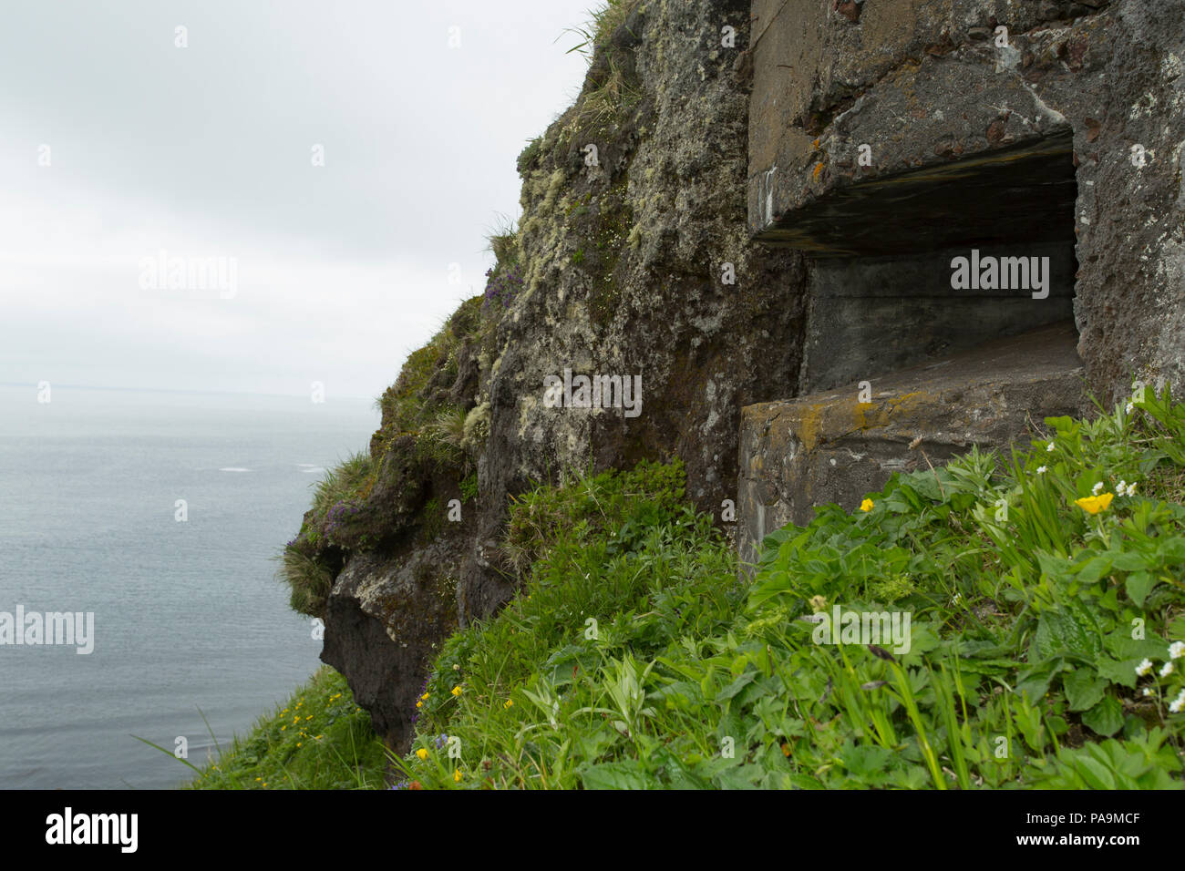 Los túneles de guerra y arma el cuartel en la isla Onekotan, las islas Kuriles Foto de stock