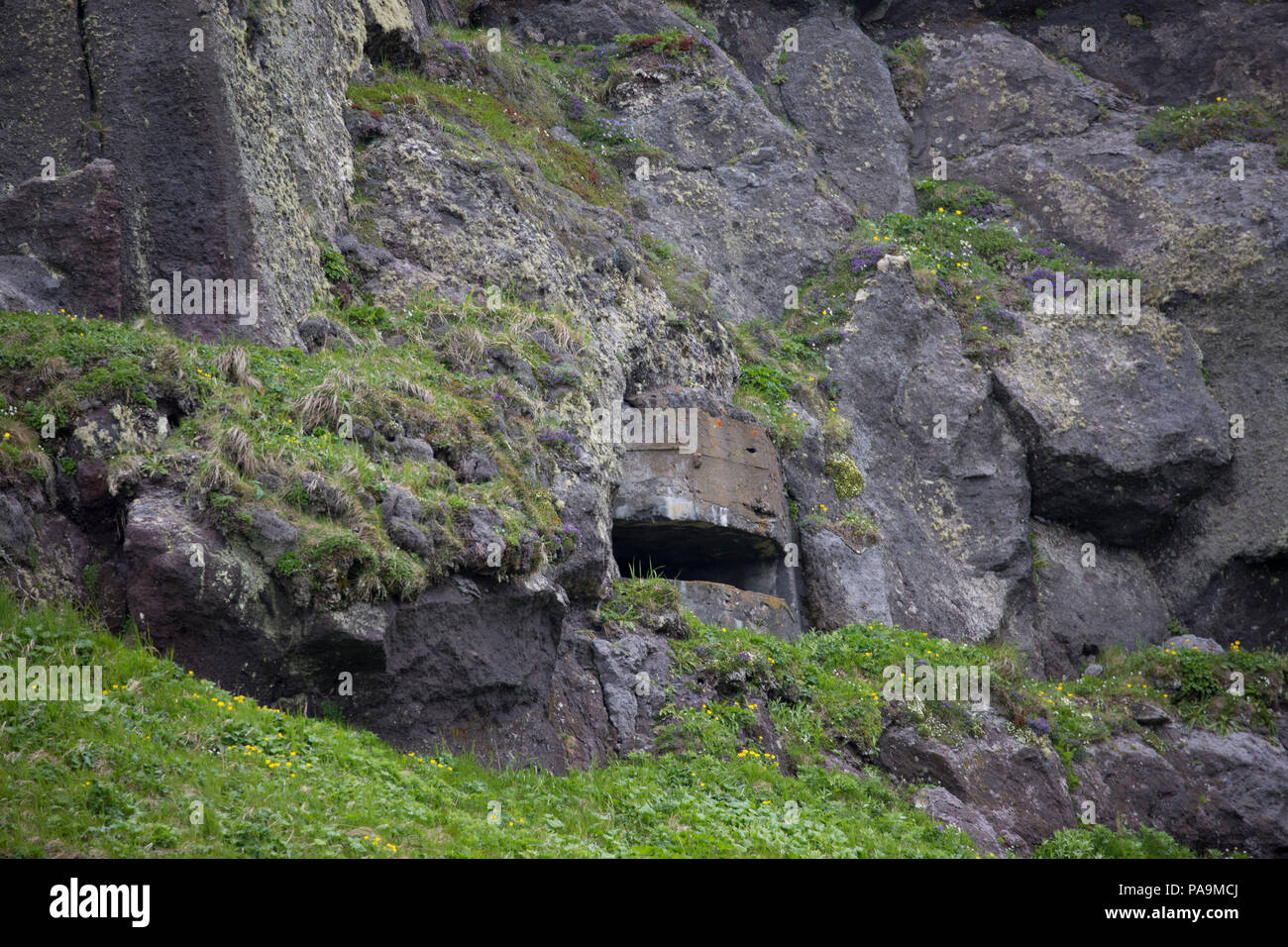 Los túneles de guerra y arma el cuartel en la isla Onekotan, las islas Kuriles Foto de stock