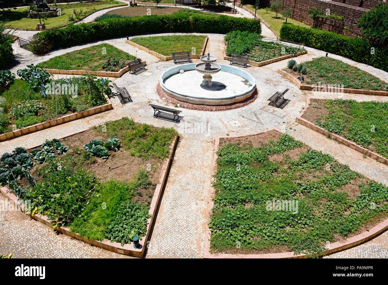 Los jardines botánicos con una fuente en el centro en el interior del castillo medieval, Silves, Portugal, Europa. Foto de stock