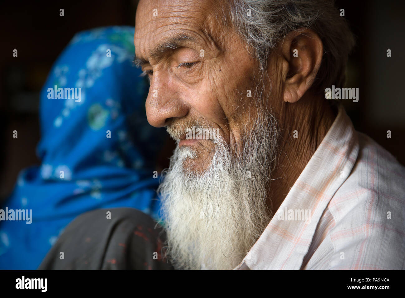 Paciente espera para el tratamiento de Ayurvedic de enfermos en la Clínica Sambhavna confianza en Bhopal, India Foto de stock