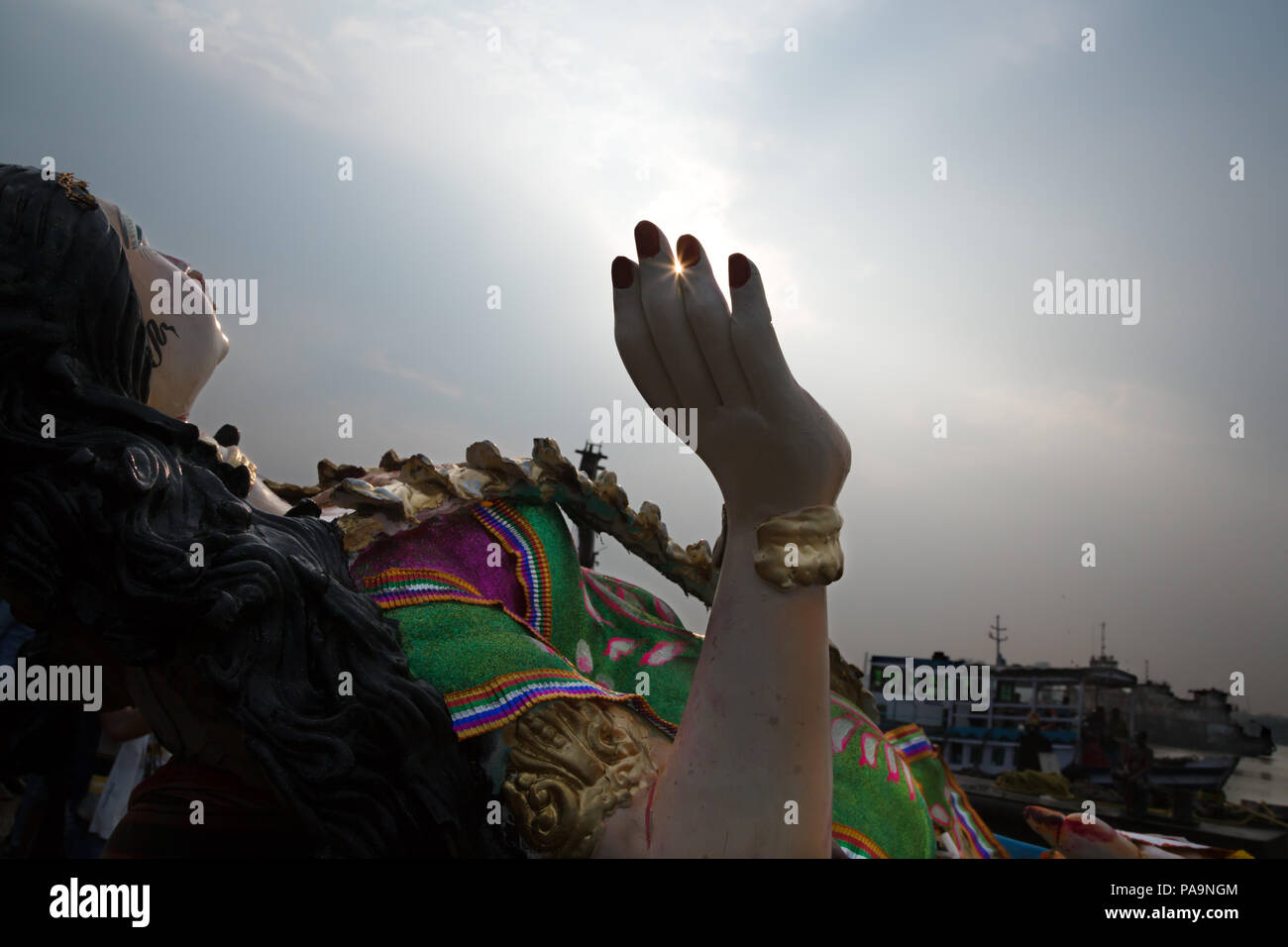 Pueblo y multitud durante Durga Puja celebración en Kolkata, India Foto de stock