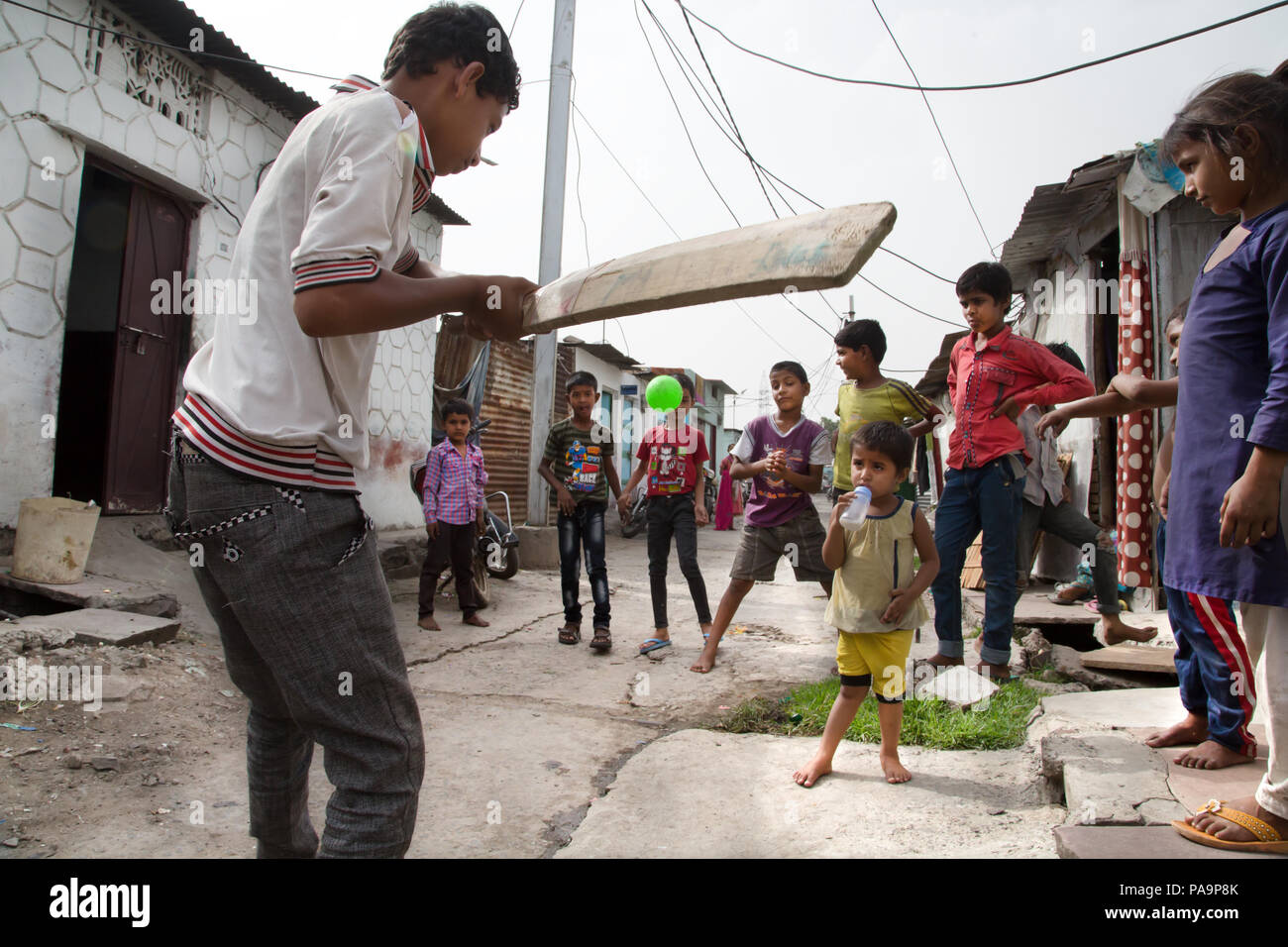 Niños jugando críquet en Arif Nagar abandonados area, cerca del complejo industrial, Union Carbide en Bhopal, India Foto de stock