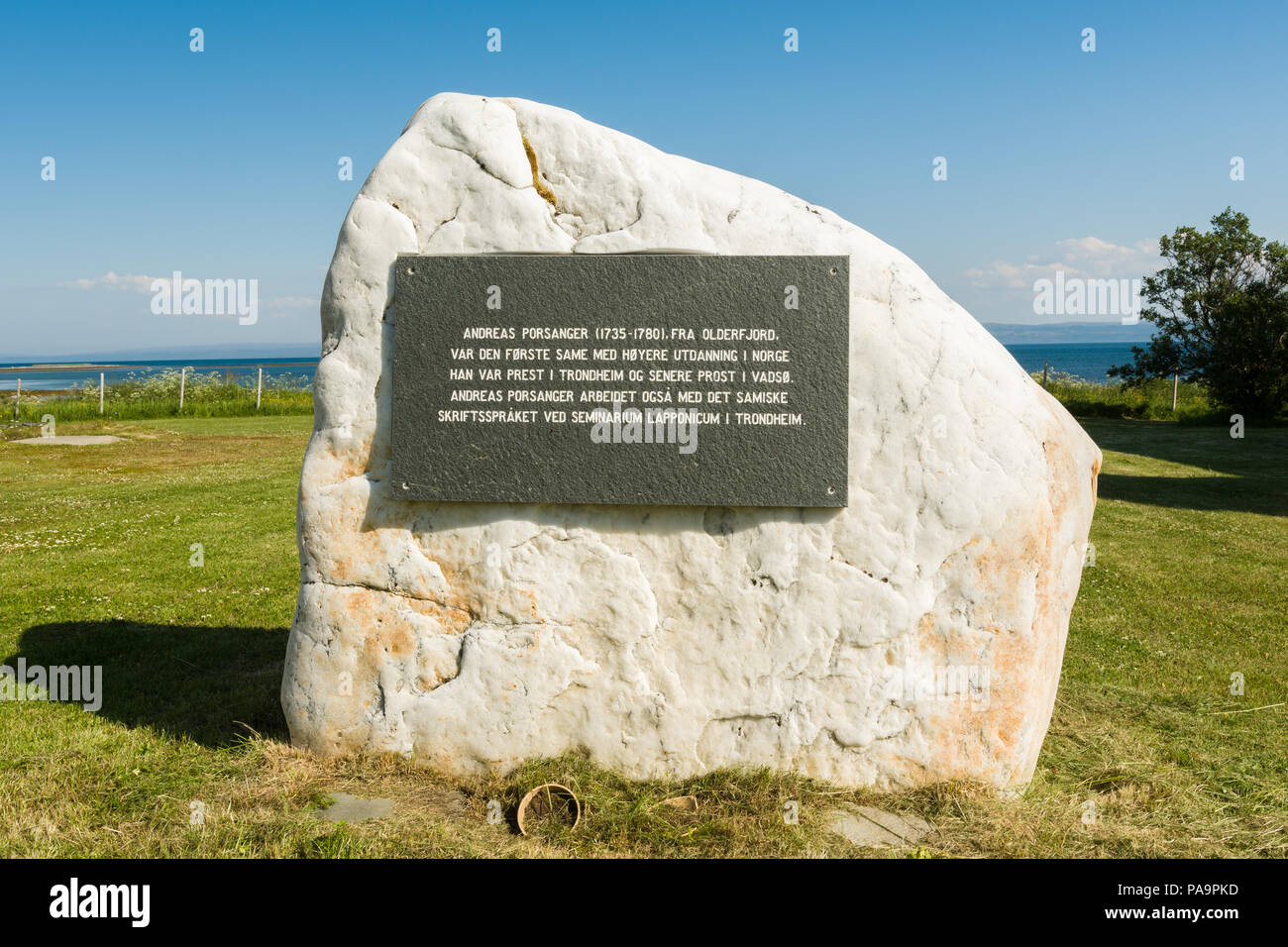 En memoria de piedra 'Andreas Porsanger', el primer sapmi con alta educación en Finnmark, Noruega. Foto de stock