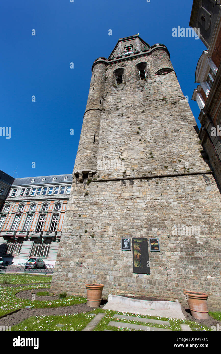 Ciudad de Boulogne-sur-Mer, Francia. Pintoresca vista del campanario, situado en Haute Ville's Place de la resistencia. Foto de stock