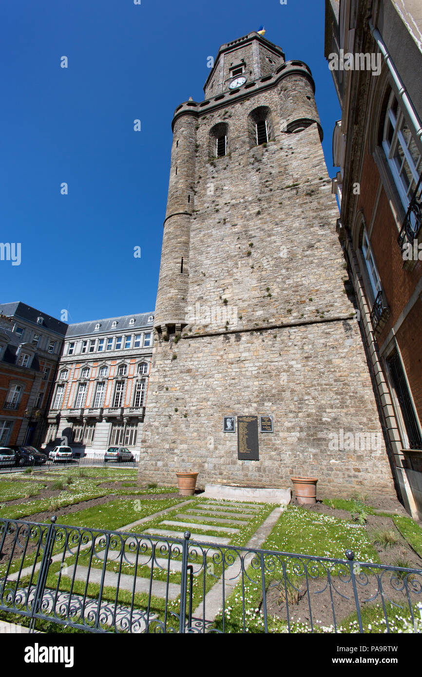 Ciudad de Boulogne-sur-Mer, Francia. Pintoresca vista del campanario, situado en Haute Ville's Place de la resistencia. Foto de stock