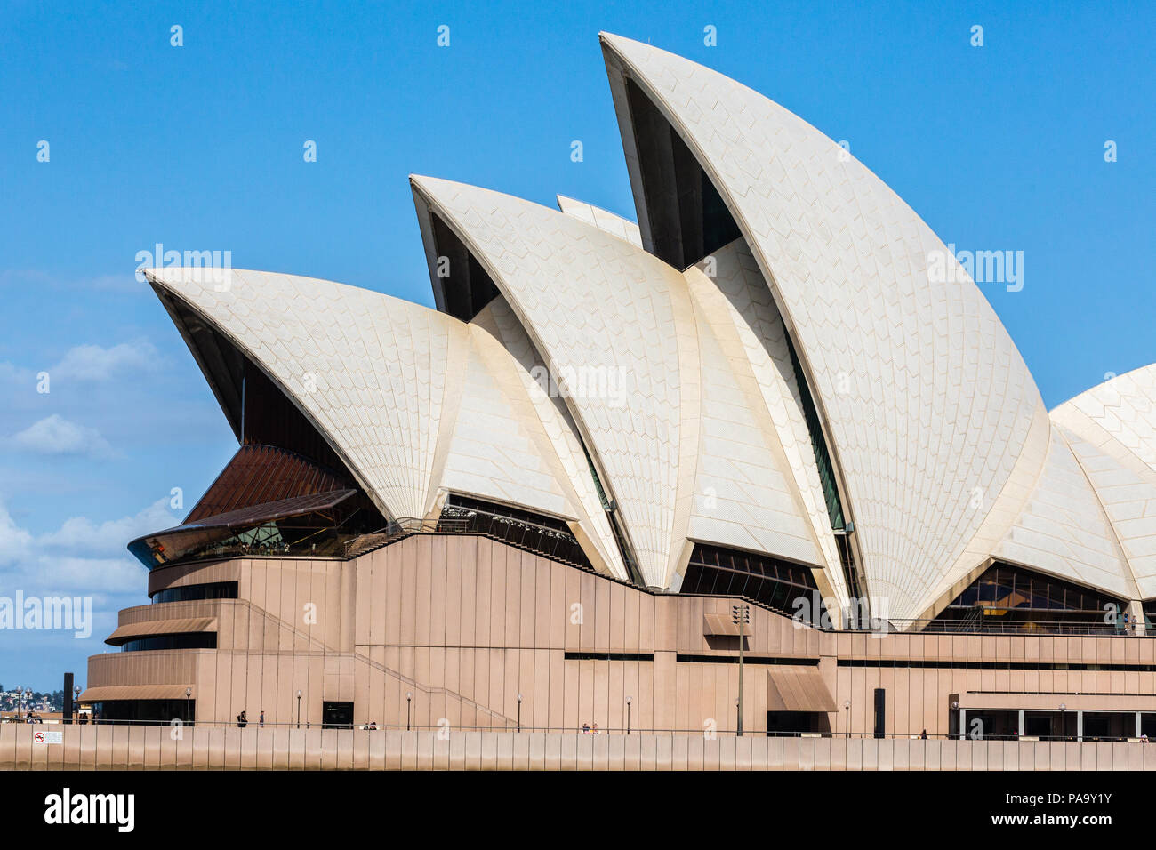 Sydney Opera House, diseñada por Jørn Utzon y abrió sus puertas en el 1970. Foto de stock