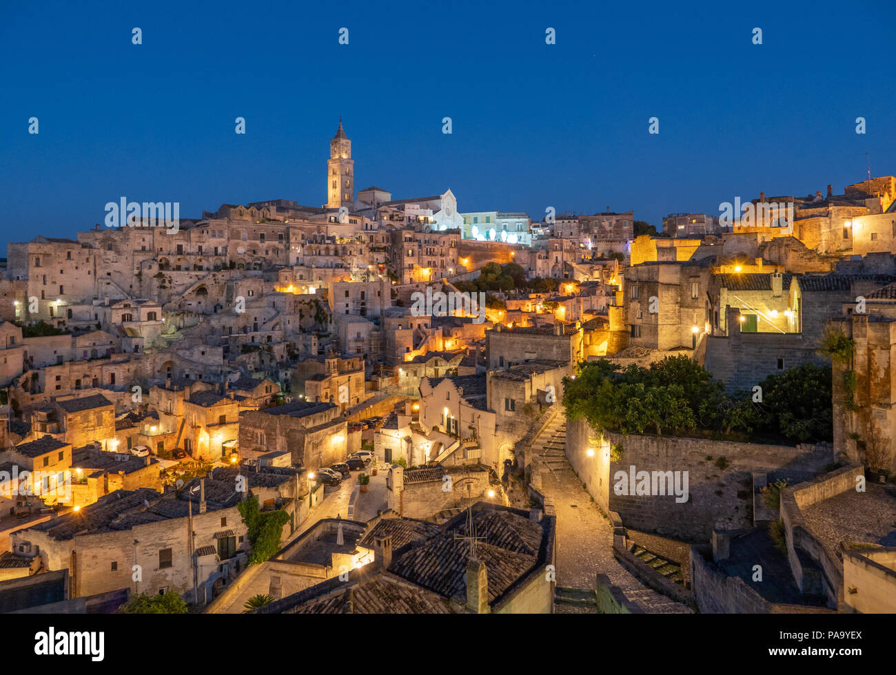 Matera (Basilicata) - El centro histórico de la maravillosa ciudad de piedra en el sur de Italia, una atracción turística para el famoso 'Sassi' ciudad vieja. Foto de stock