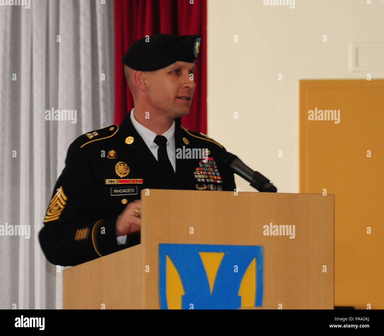 Mando del sargento. Rodney J. Gral Rhoades ofrece comentarios momentos