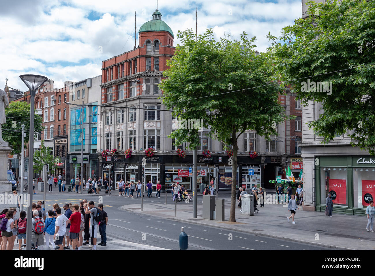 Un busto Dublin Street, llena de turistas y compradores en una mañana de verano. Foto de stock