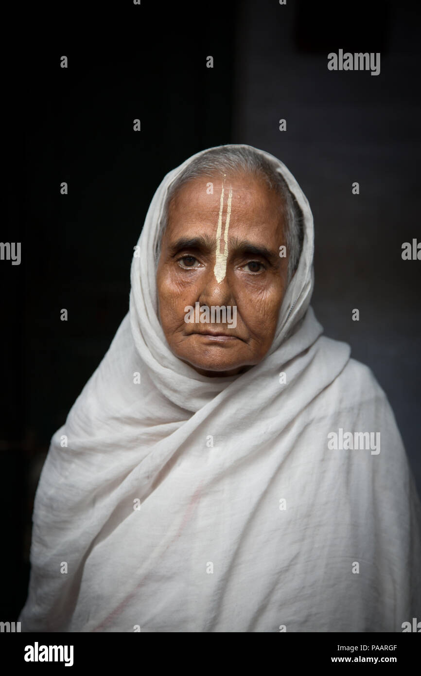 Retrato de mujer viuda hindú que viven en un ashram en Vrindavan, India Foto de stock