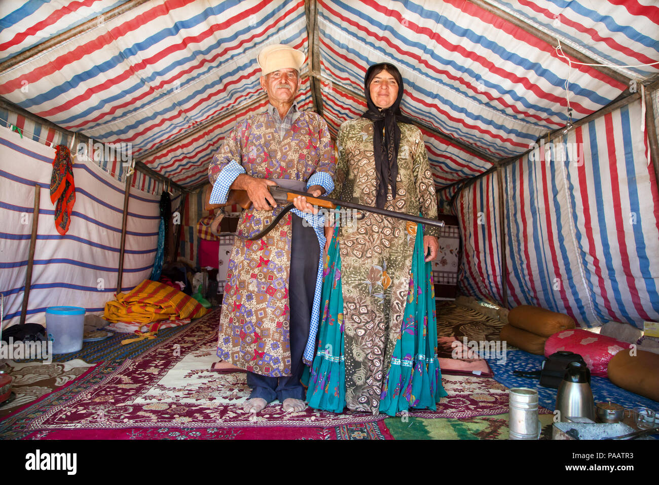Qashqai par en su carpa, pueblo nómade, Irán Foto de stock