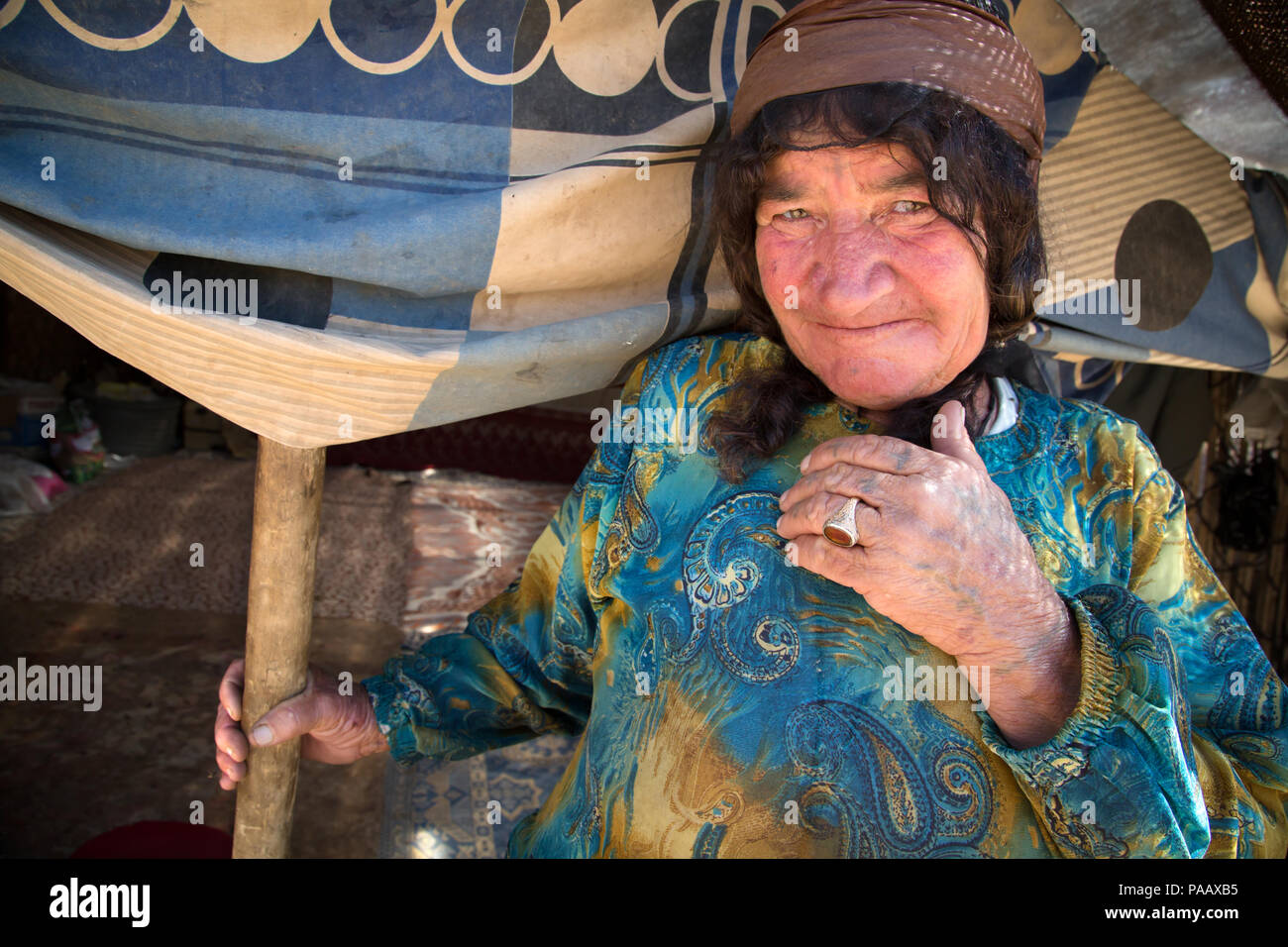 Retrato de mujer Qashqai, pueblo nómade, Irán Foto de stock