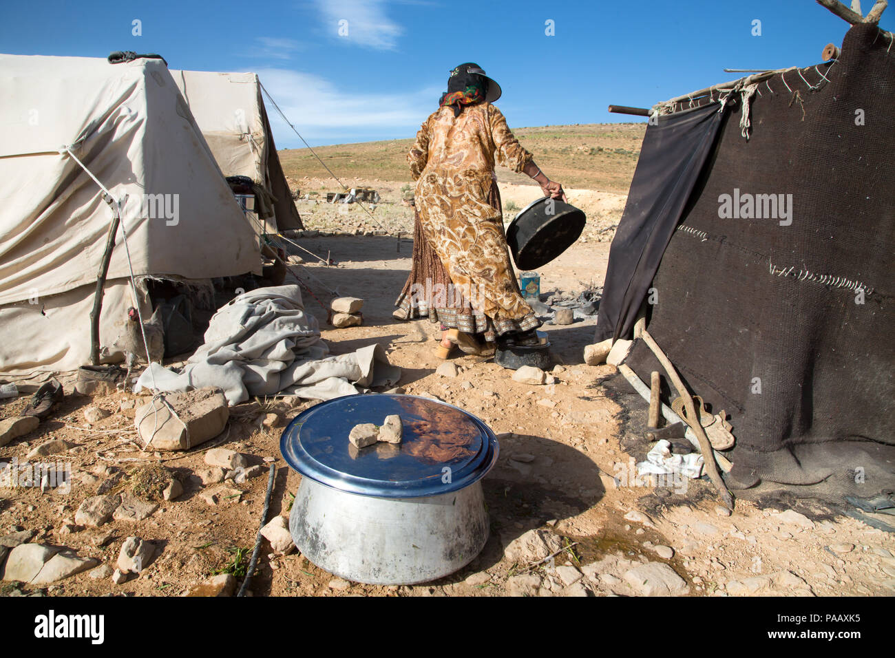 Las actividades de la vida diaria en el campamento de Qashqai, pueblo nómade, Irán Foto de stock