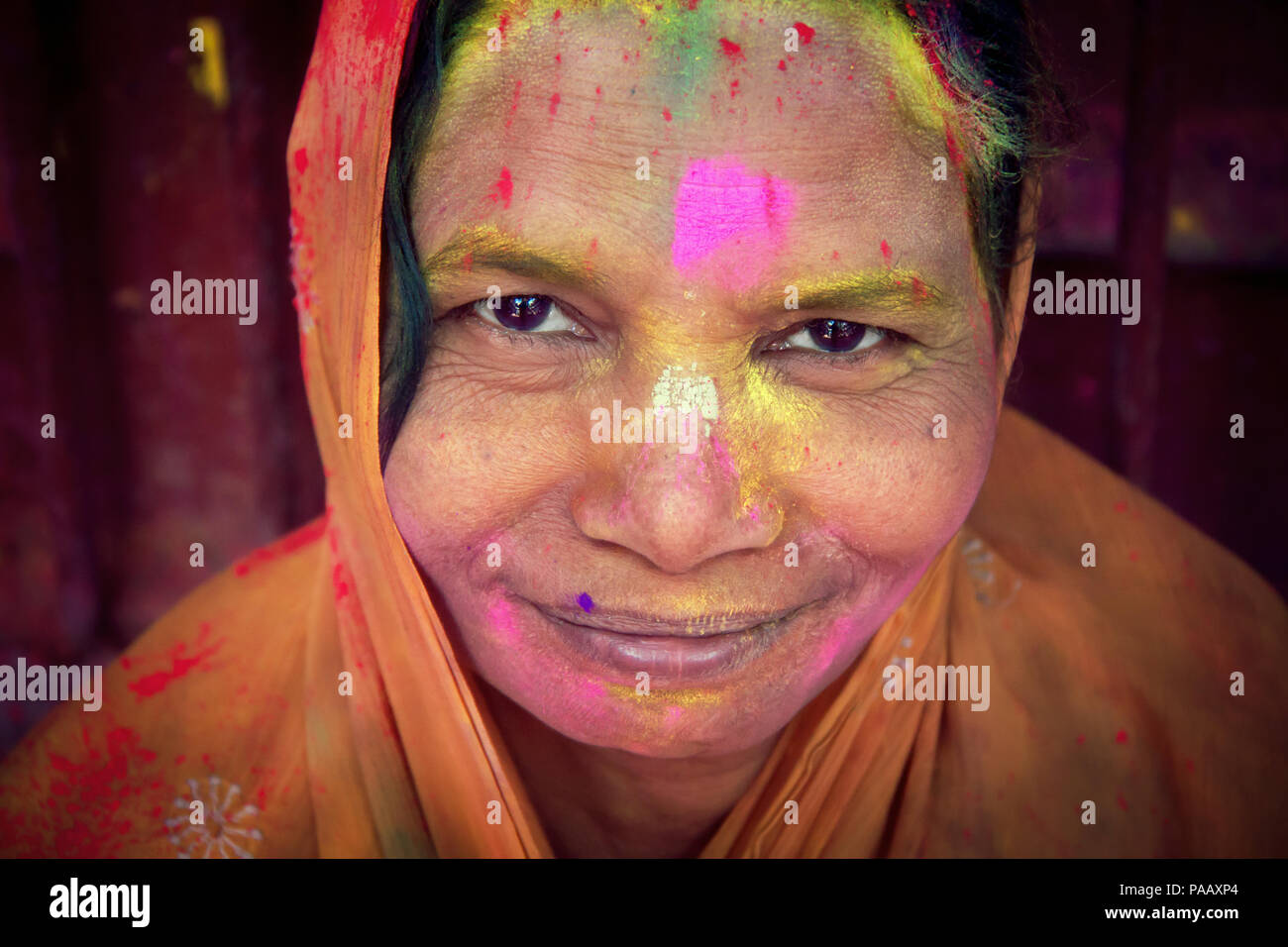 Retrato de mujer viuda hindú durante Holi viviendo en un ashram en Vrindavan, India Foto de stock