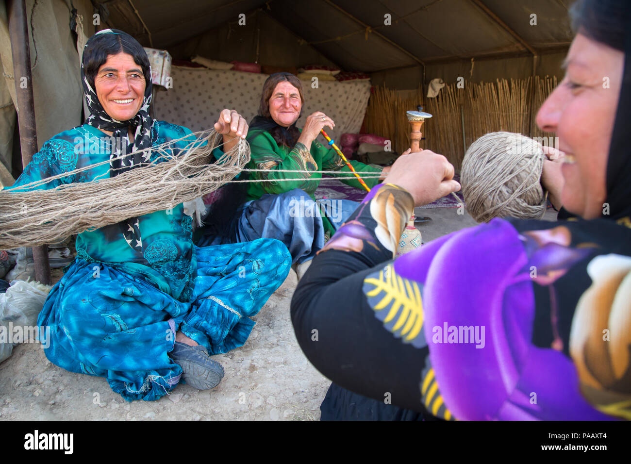 Qashqai mujeres tejiendo lana para marcado de alfombras y tapices, pueblo nómade, Irán Foto de stock