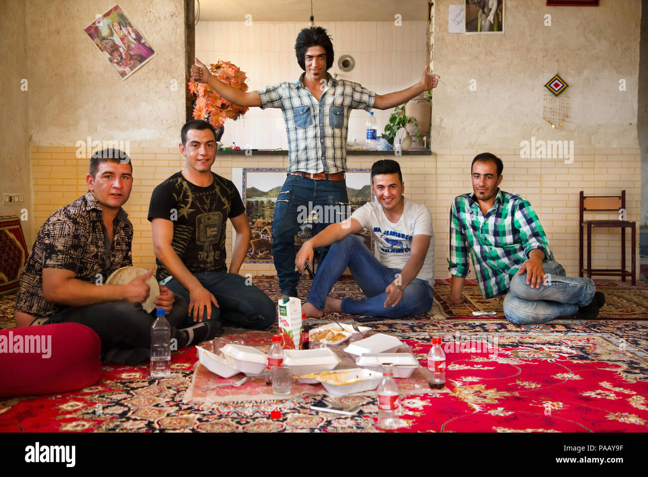 Qashqai chicos jóvenes que viven en una ciudad moderna con ropa de moda, pueblo nómade, Irán Foto de stock