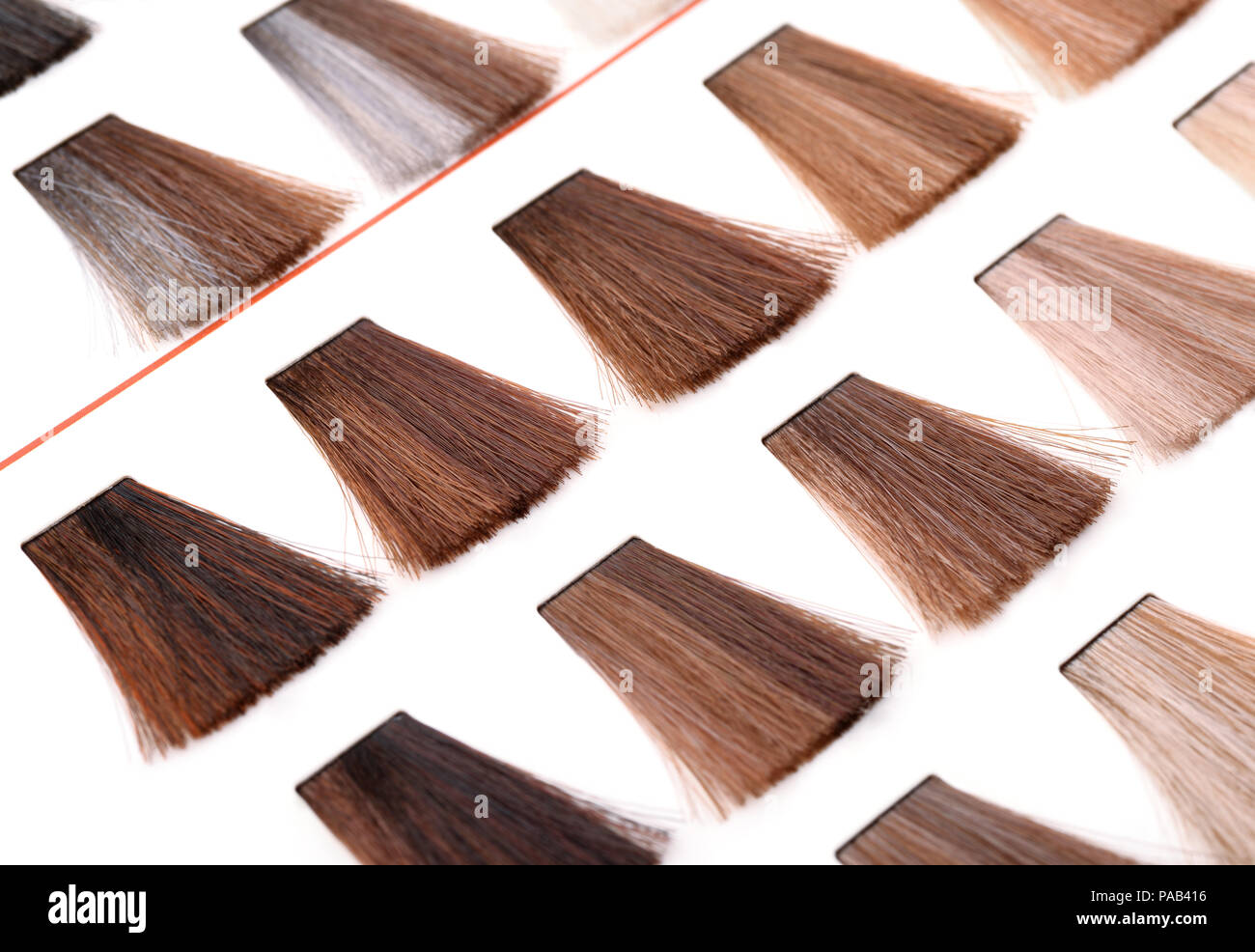 Paleta de color de cabello muestras de tinte aislado en blanco Foto de stock