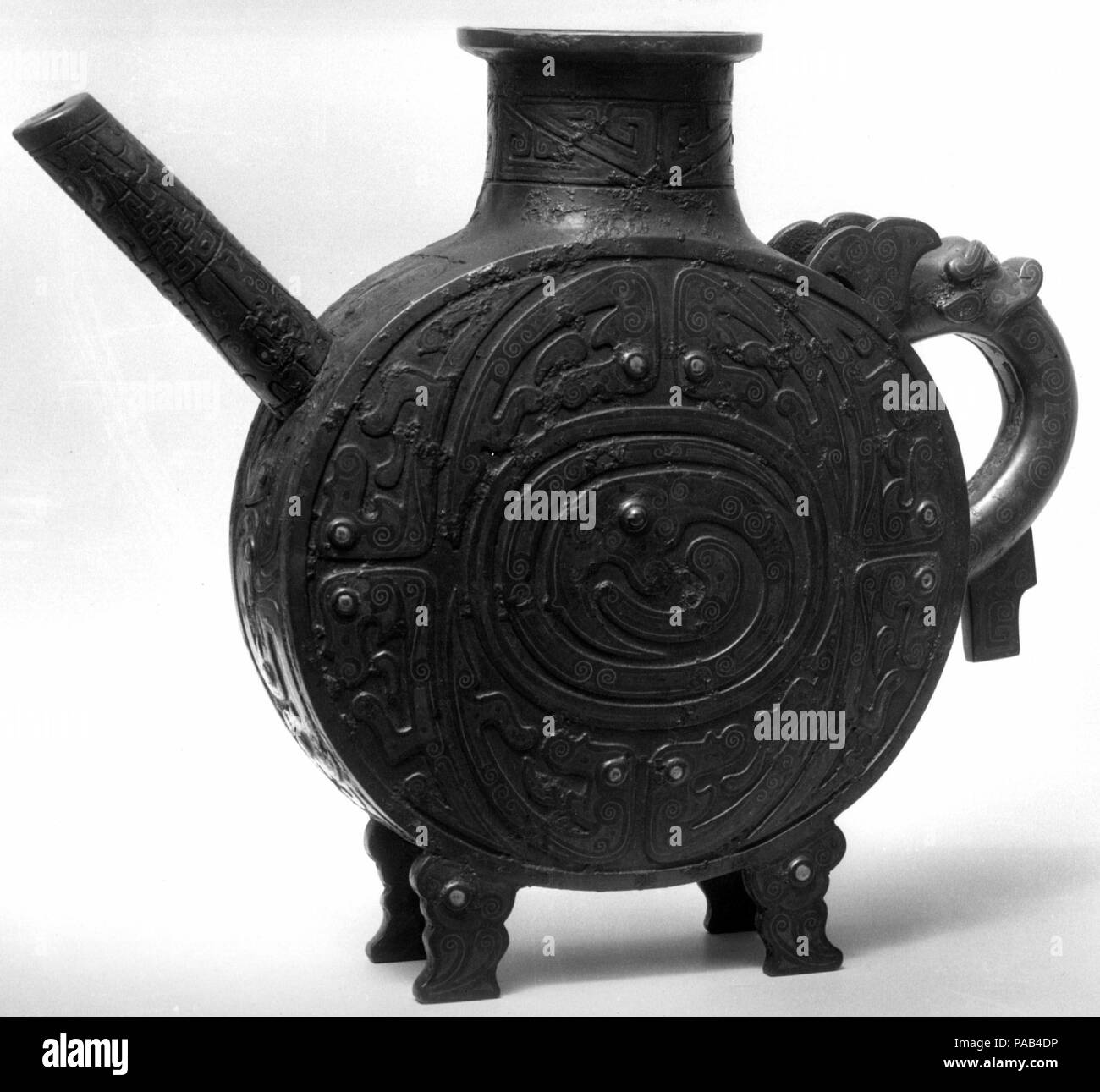 Ewer. Cultura: China. Dimensiones: H. 11 5/8 pulg. (29,5 cm); W. 14 1/4 pulg. (36,2 cm). Museo: Museo Metropolitano de Arte, Nueva York, Estados Unidos. Foto de stock