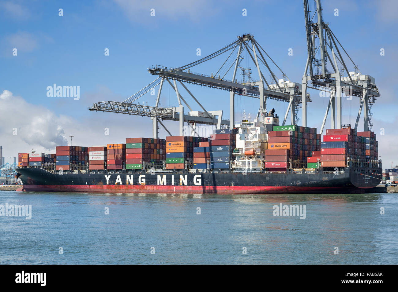 Buque portacontenedores YM ECT Delta terminal Evolution en Rotterdam. Yang Ming Transporte Marino es un Ocean Shipping Company basado en Keelung, Taiwán. Foto de stock