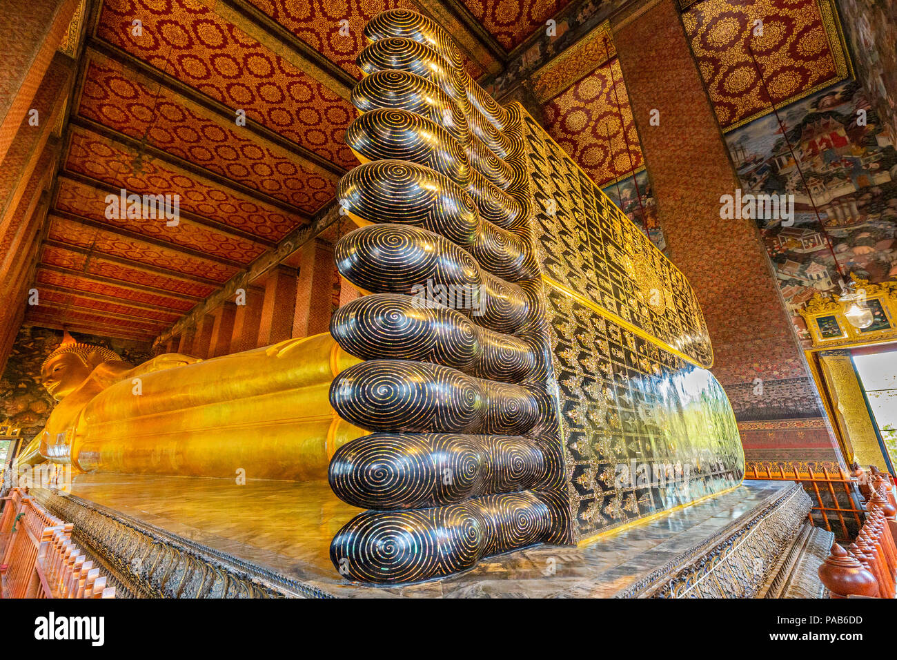 Golden Buda reclinado en el templo de Wat Pho, en Bangkok, Tailandia. Foto de stock