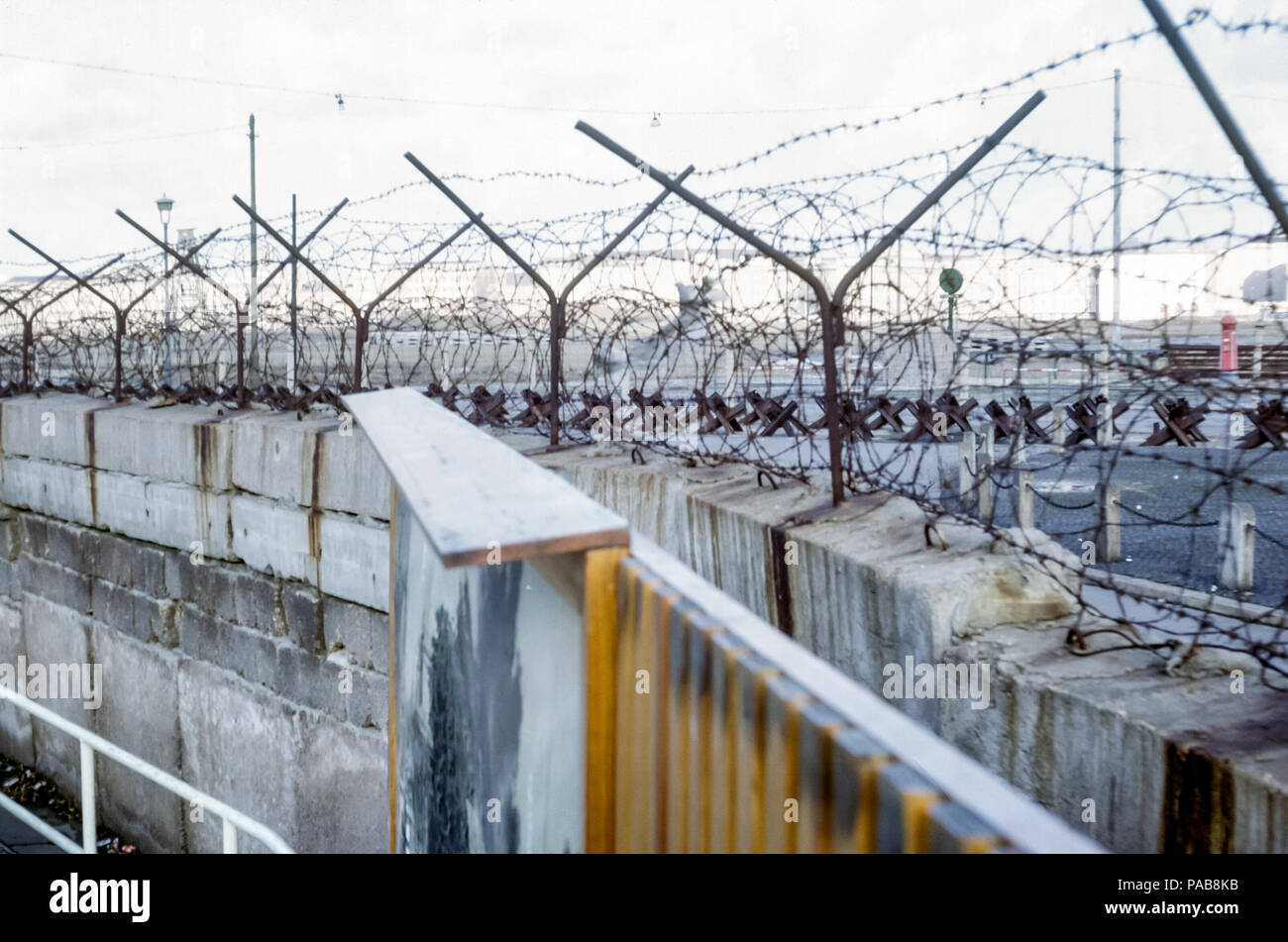 El Muro de Berlín, Alemania Occidental, mirando hacia Alemania Oriental, GDR, a través de alambre de púas con barreras hedgehog checas Foto de stock