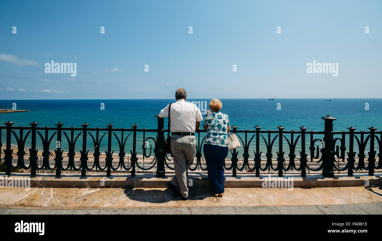 Tarragona, España - Julio 11, 2018: los turistas con vista a la prístina Costa Daurada tarraconense en el Balcón del Mediterráneo Foto de stock