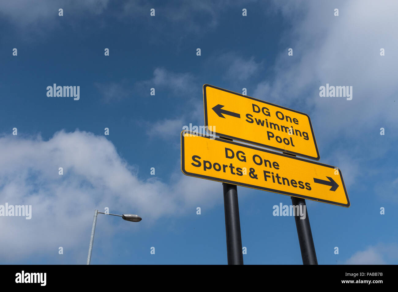 Street Signs en Dumfries, Escocia, dirigiendo al público a la DG uno de instalaciones deportivas. Foto de stock