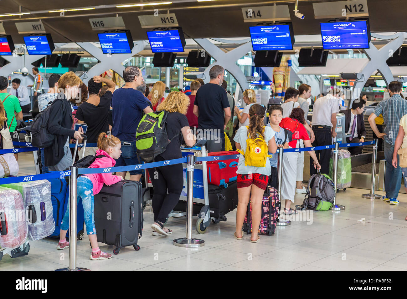 BANGKOK, TAILANDIA - 21 Julio - Turistas y viajeros Espere línea para comprobar su equipaje en el aeropuerto los mostradores de facturación de la aerolínea Suvarna Fotografía de stock -