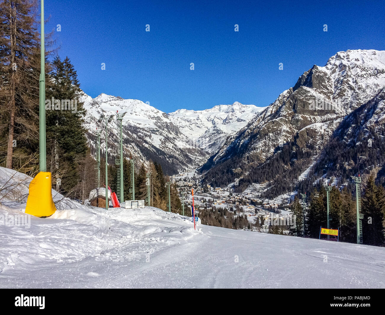 Pistas de esquí en el valle alpino de Gressoney, situado en el valle de Aosta, en el norte de Italia. Foto de stock