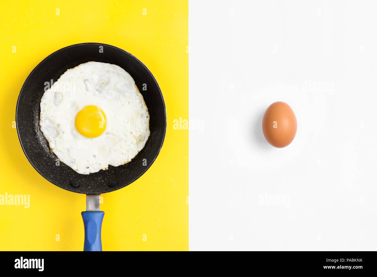 Split color plano imagen laicos con huevos crudos y cocidos. Foto de stock