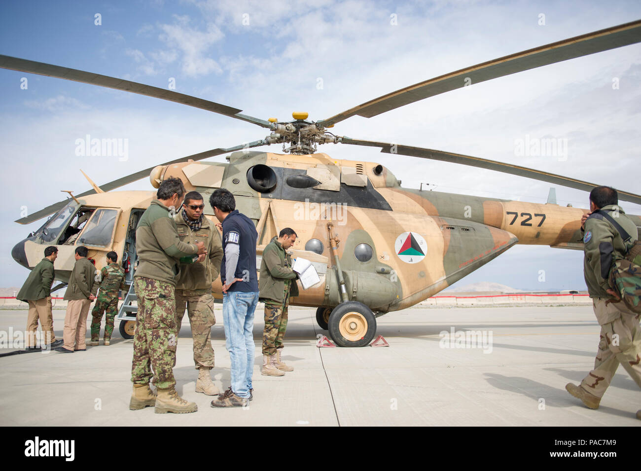 Tech. El Sgt. Erik Edwards, tren aconsejamos asistir a comando - M-17 Aire flightline advisor, habla con un miembro de la fuerza aérea afgana, con la ayuda de un intérprete, cerca de la rampa en el Aeródromo de Kandahar, Afganistán, 2 de marzo de 2016. Como mando funcional, aire TAAC asiste a nuestros aliados afganos para desarrollar un profesional, capaz y sostenibles de la fuerza. (Ee.Uu. Foto de la Fuerza Aérea/Tech. El Sgt. Robert Cloys) Foto de stock