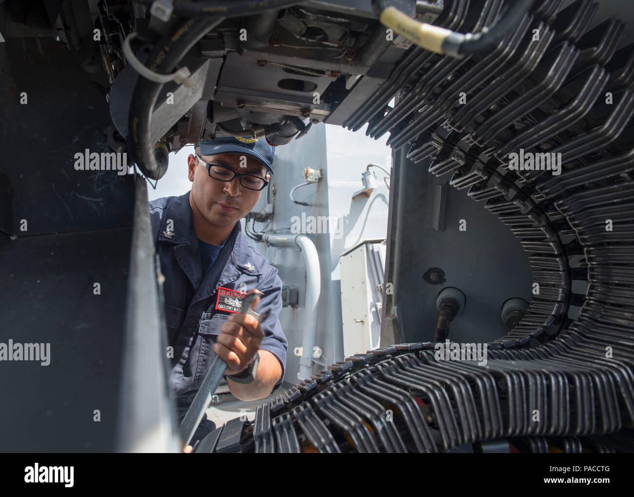 160314-N-DJ750-013 Base Naval de Guam (14 de marzo de 2016) El Gunner's Mate de 2ª clase de Arnaldo Mata, desde Laredo, Texas, carga un MK 38 MOD II 25mm pistola cadena durante un mar y detalle de anclaje a bordo de los misiles guiados Burke-Class Arleigh destructor USS McCampbell (DDG 85). McCampbell es en patrullas de la séptima Flota de la zona de operaciones en apoyo de la seguridad y la estabilidad en la Indo-Asia-Pacífico. (Ee.Uu. Navy photo by Mass Communication Specialist 2nd Class Bryan Jackson/liberado) Foto de stock