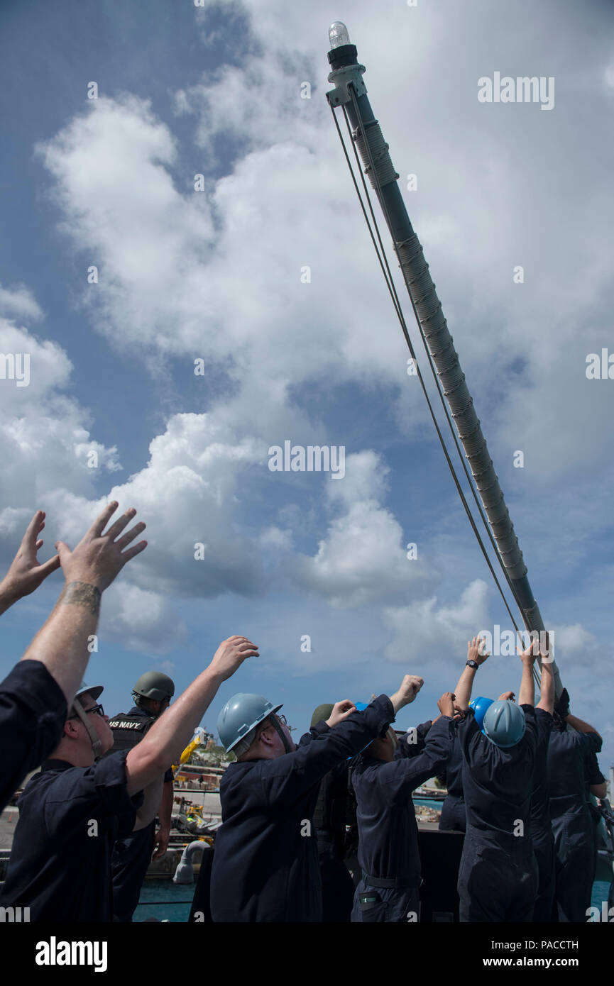 La base naval de Guam (14 de marzo de 2016) Los marineros bajar el jackstaff durante un mar y detalle de anclaje a bordo de los misiles guiados Burke-Class Arleigh destructor USS McCampbell (DDG 85). McCampbell es en patrullas de la séptima Flota de la zona de operaciones en apoyo de la seguridad y la estabilidad en la Indo-Asia-Pacífico. (Ee.Uu. Navy photo by Mass Communication Specialist 2nd Class Bryan Jackson/liberado) Foto de stock