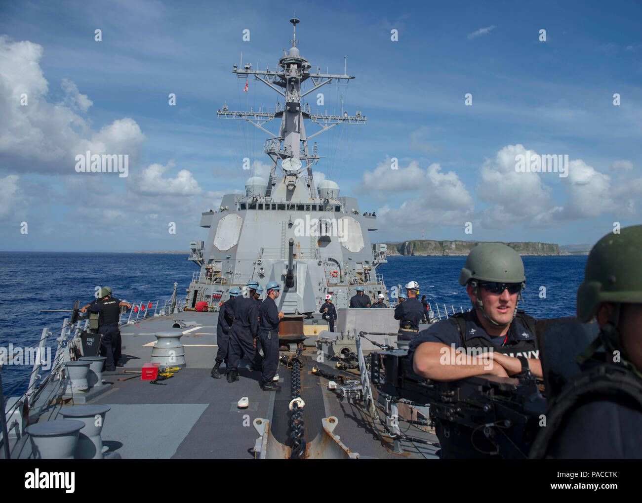 Las aguas cerca de Guam (14 de marzo de 2016) Los misiles guiados Burke-Class Arleigh destructor USS McCampbell (DDG 85) sale de Guam. McCampbell es en patrullas de la séptima Flota de la zona de operaciones en apoyo de la seguridad y la estabilidad en la Indo-Asia-Pacífico. (Ee.Uu. Navy photo by Mass Communication Specialist 2nd Class Bryan Jackson/liberado) Foto de stock