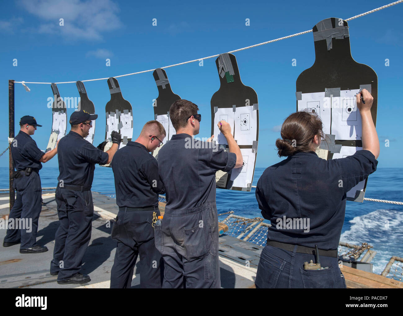 Mar de Filipinas (15 de marzo de 2016) El Gunner's Mates tally puntuaciones de puntería durante una carabina M4A1 curso de calificación en la cubierta de vuelo del misil guiado por Burke-Class Arleigh destructor USS McCampbell (DDG 85). McCampbell es en patrullas de la séptima Flota de la zona de operaciones en apoyo de la seguridad y la estabilidad en la Indo-Asia-Pacífico. (Ee.Uu. Navy photo by Mass Communication Specialist 2nd Class Bryan Jackson/liberado) Foto de stock