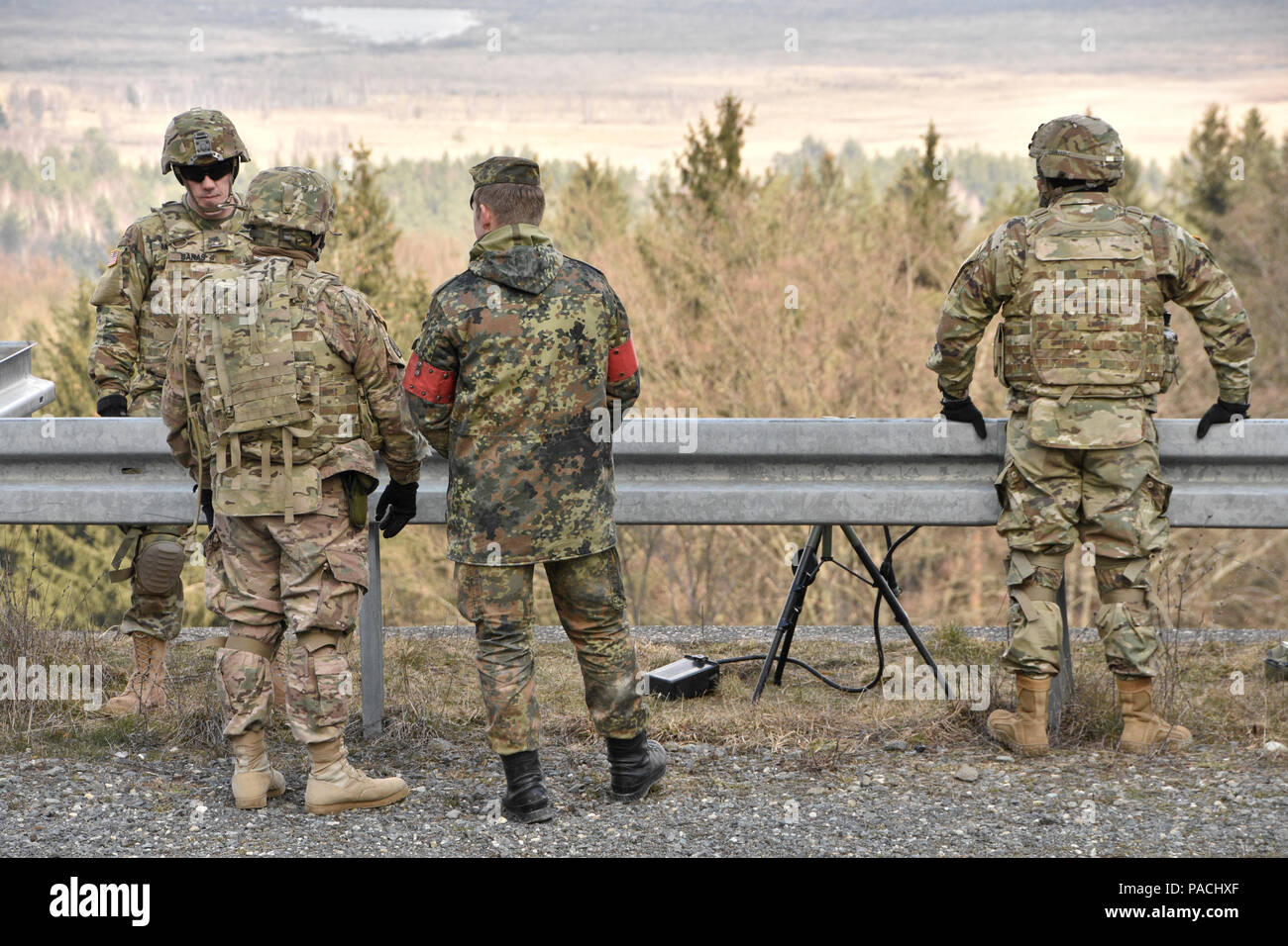Troopers asignado a Archer, batería de artillería de campo escuadrón, 2º Regimiento de Caballería, junto con los soldados alemanes a partir del 131º Batallón de Artillería alemana, situarse en un punto de observación con vistas a un campo de tiro durante sus sistemas de artillería de la unidad de Actividades de Cooperación (ASCA) en el área de formación Grafenwoehr, situado cerca del cuartel de Rose, Alemania, Marzo 16, 2016. El propósito de este evento era llevar a cabo operaciones de asociación con los alemanes y unidades de artillería del ejército de los Estados Unidos mientras que permiten a cada país a soldados de la experiencia cooperativa y coherente de capacitación multinacionales. (Ee.Uu. Foto por sargento del ejército. Se Foto de stock