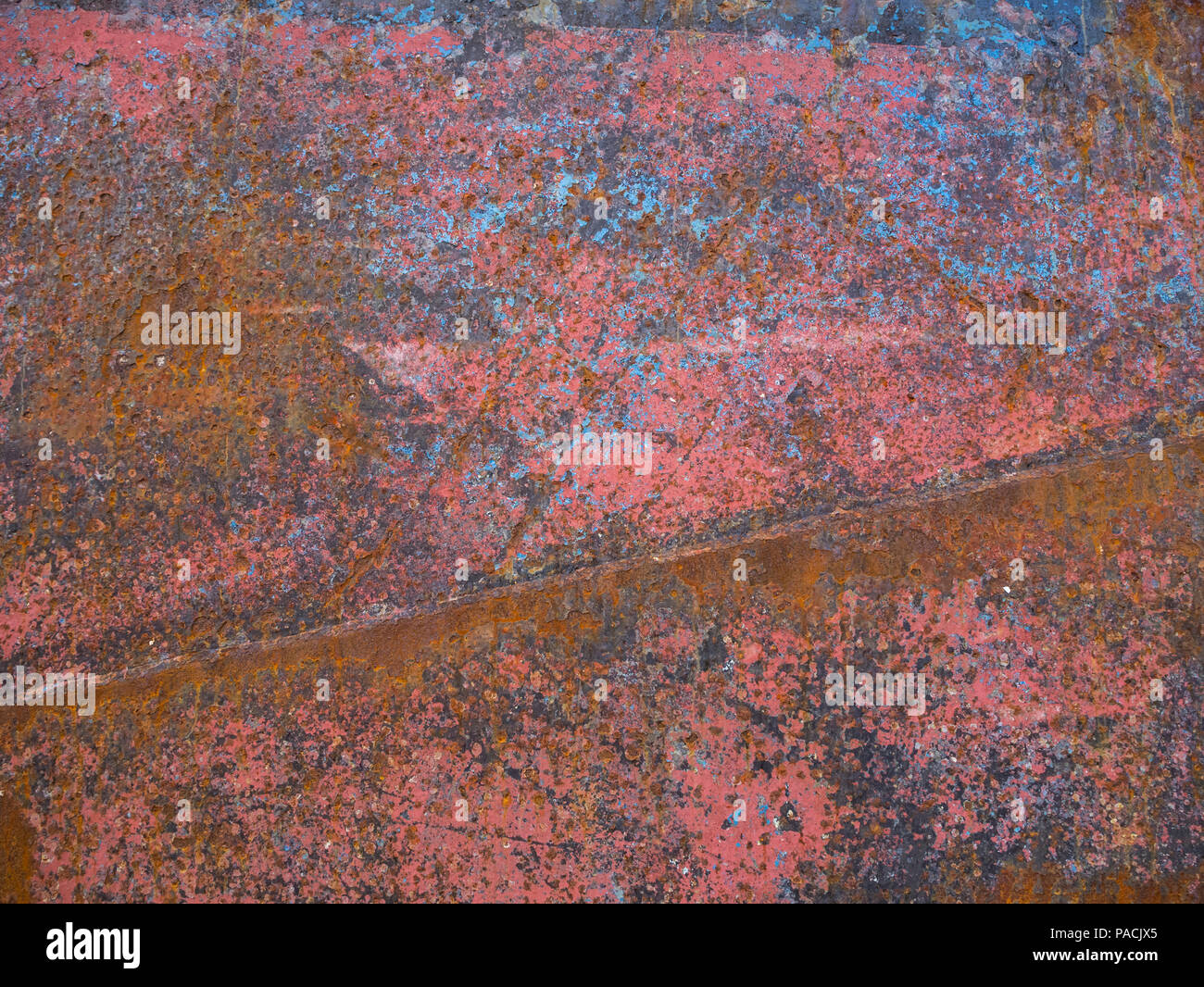 Cerca de Rusted metal corroído y pintura desconchada Foto de stock
