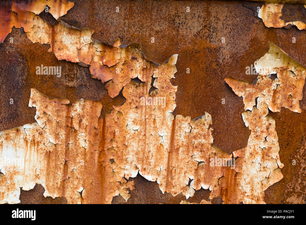 Cerca de Rusted metal corroído y pintura desconchada Foto de stock