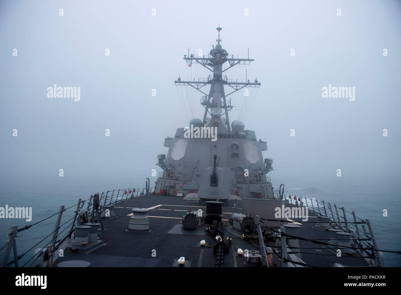 El Mar de China oriental (Mar. 18, 2016) La clase Arleigh Burke de misiles guiados destructor USS McCampbell (DDG 85) transita el mar cubierto de niebla. McCampbell es en patrullas de la séptima Flota de la zona de operaciones en apoyo de la seguridad y la estabilidad en la Indo-Asia-Pacífico. (Ee.Uu. Navy photo by Mass Communication Specialist 2nd Class Bryan Jackson/liberado) Foto de stock