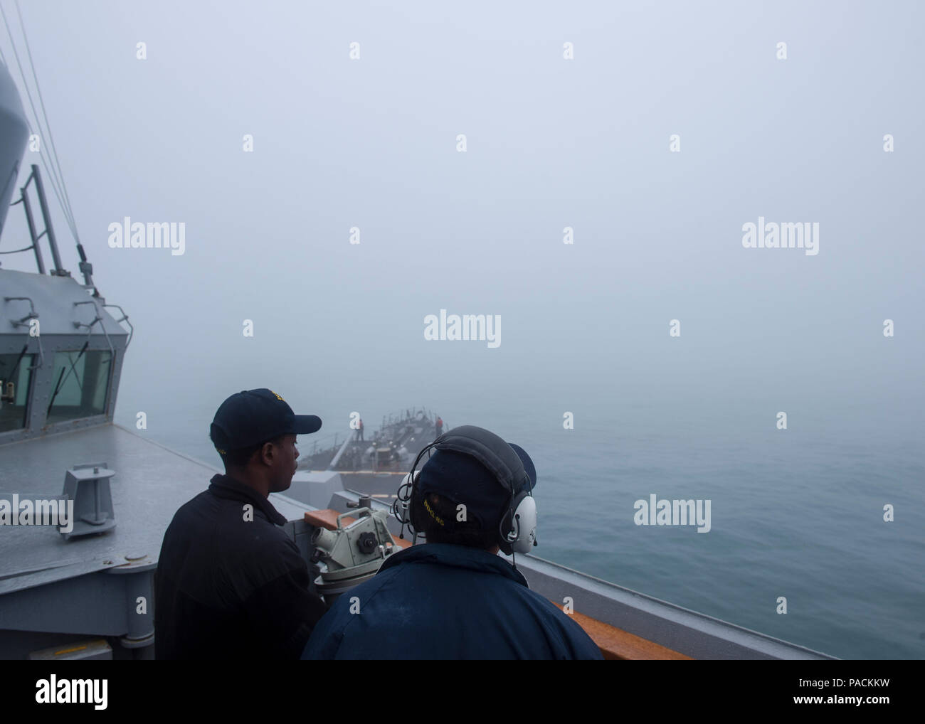 El Mar de China oriental (Mar. 18, 2016) Los marineros tienen una baja visibilidad watch sobre el puente alas y Saltillo de la clase Arleigh Burke de misiles guiados destructor USS McCampbell (DDG 85). McCampbell es en patrullas de la séptima Flota de la zona de operaciones en apoyo de la seguridad y la estabilidad en la Indo-Asia-Pacífico. (Ee.Uu. Navy photo by Mass Communication Specialist 2nd Class Bryan Jackson/liberado) Foto de stock