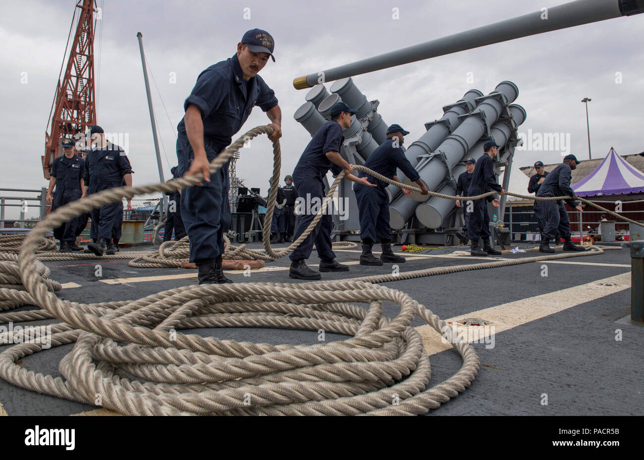 India (14 Julio 2017) la línea de mango marineros a bordo de la clase Ticonderoga crucero de misiles guiados USS Princeton (CG 59) como la nave se prepara para apartarse de Chennai, India. Malabar 2017 es la última de una serie continua de ejercicios entre la marina de la India, el Japón fuerza de autodefensa marítima y la Marina de EE.UU. que ha crecido en alcance y complejidad a lo largo de los años para hacer frente a la gran variedad de amenazas comunes a la seguridad marítima en la región del Pacífico Indo-Asia. Foto de stock